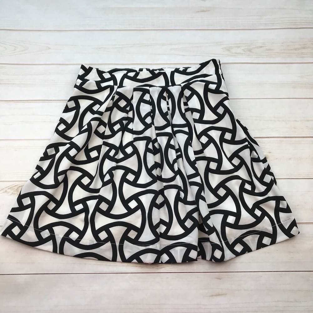 Francesca’s Annabella size small pattern skirt